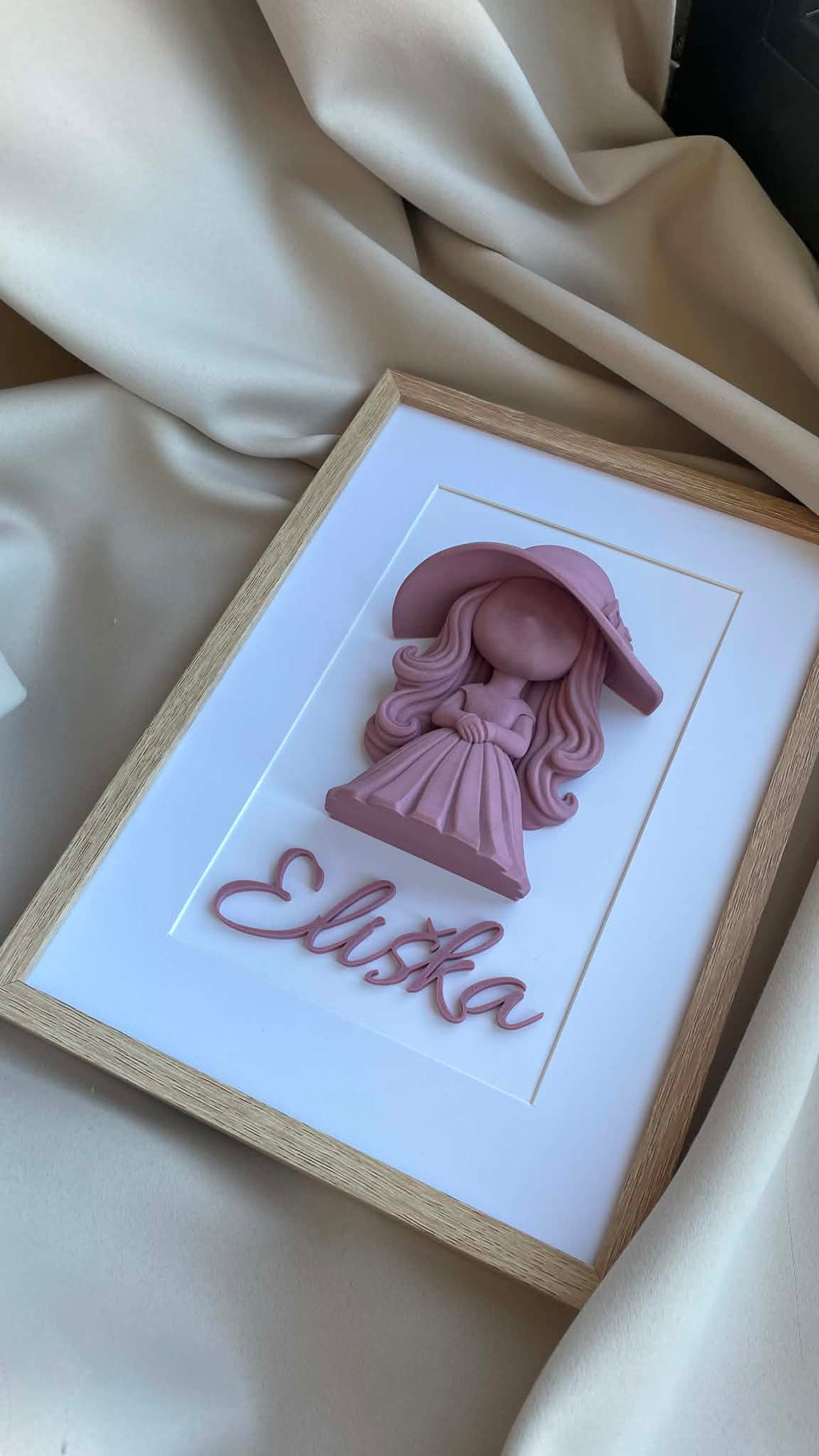 3D obraz s dívkou v klobouku a jménem – personalizovaný dárek pro dívku