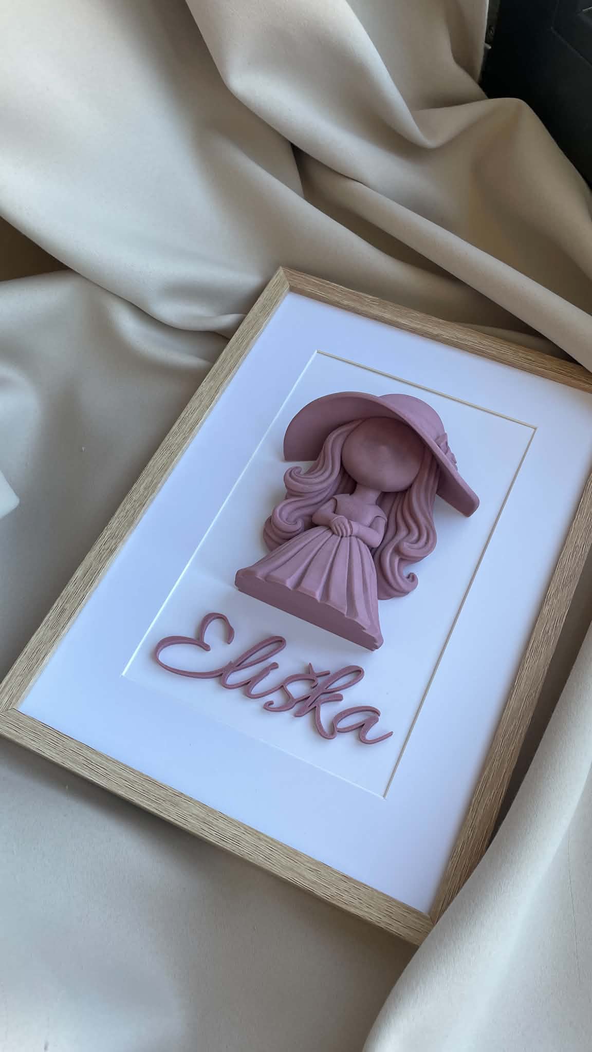 3D obraz s dívkou v klobouku a jménem – personalizovaný dárek pro dívku