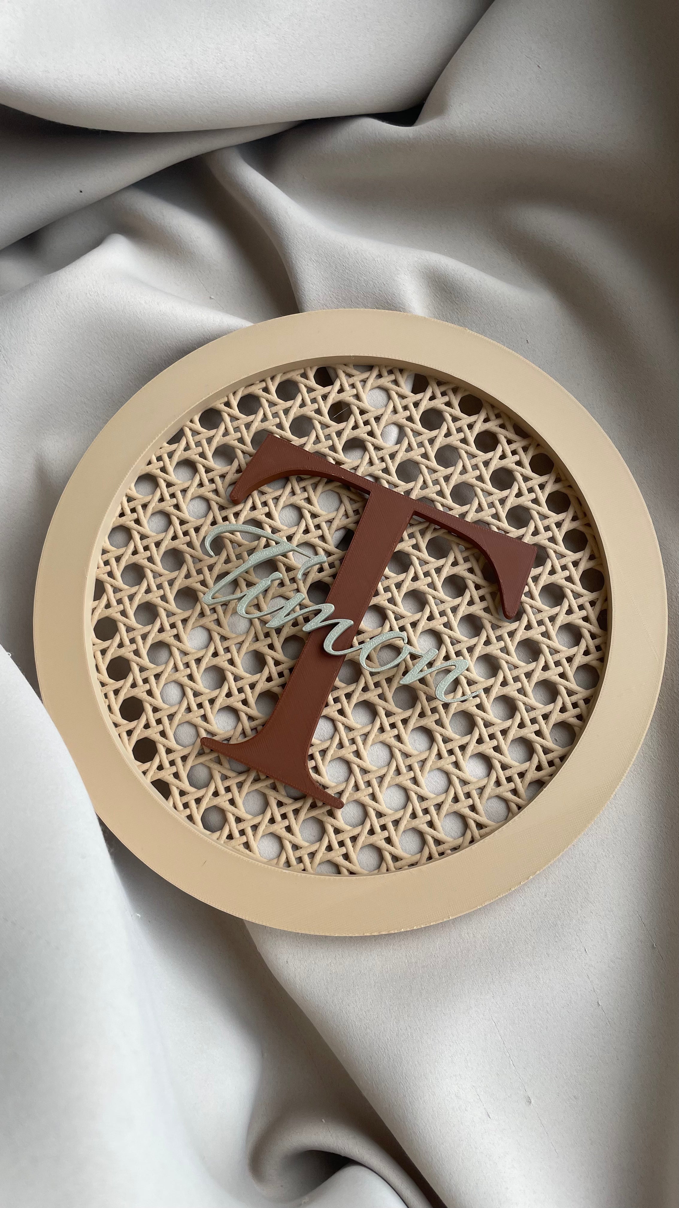 3D ratanová dekorace se jménem – kruhový design (Ø 24 cm)