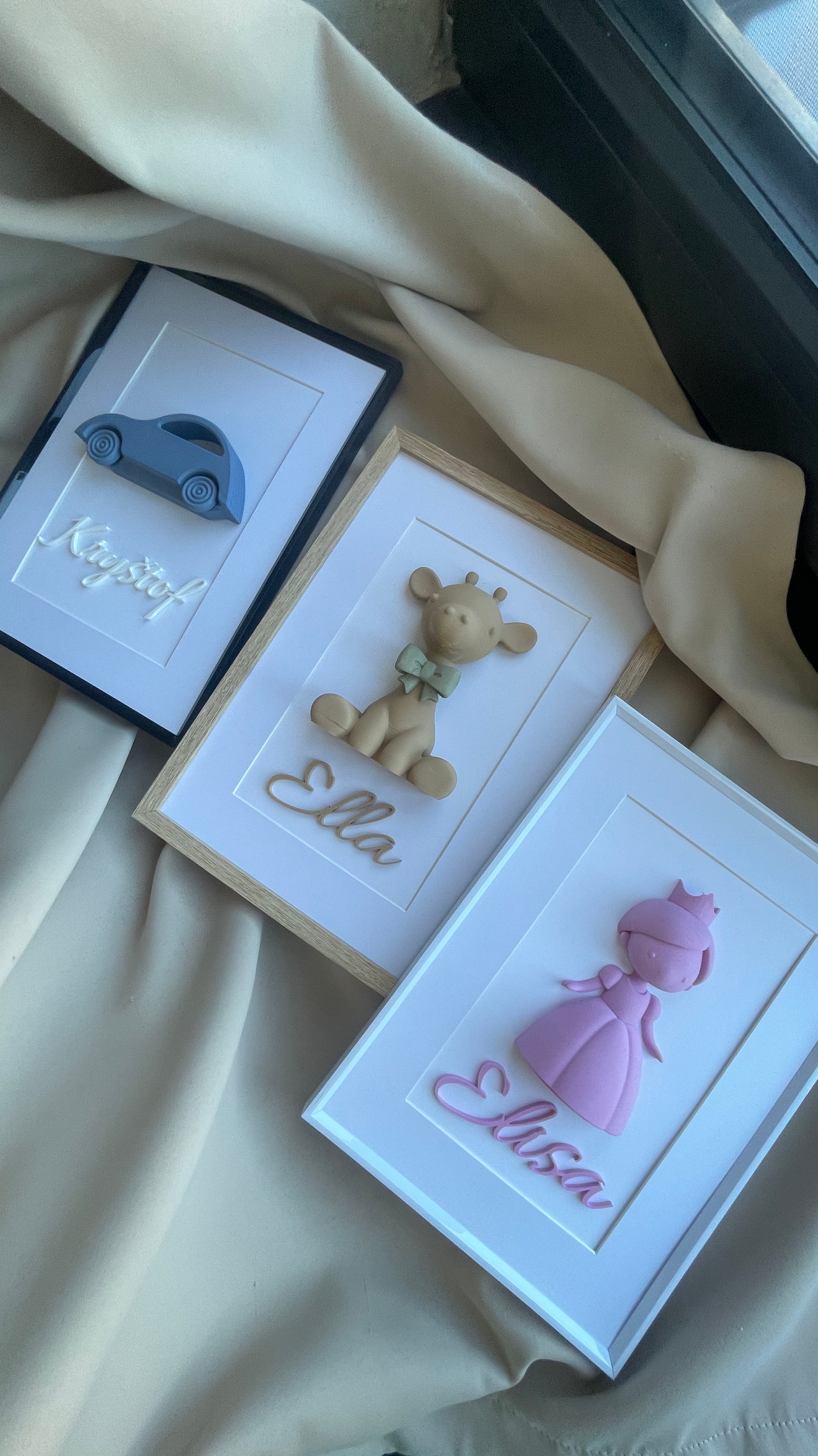 3D obraz se žirafkou a jménem dítěte – personalizovaný dárek k narození a křtu