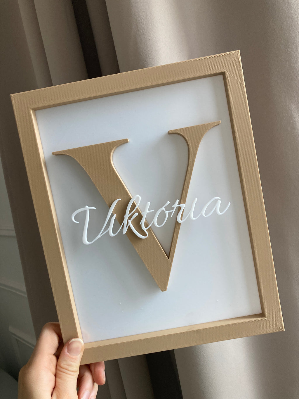 Personalizovaný obraz do dětského pokoje – iniciála & jméno v rámu 250×200 cm