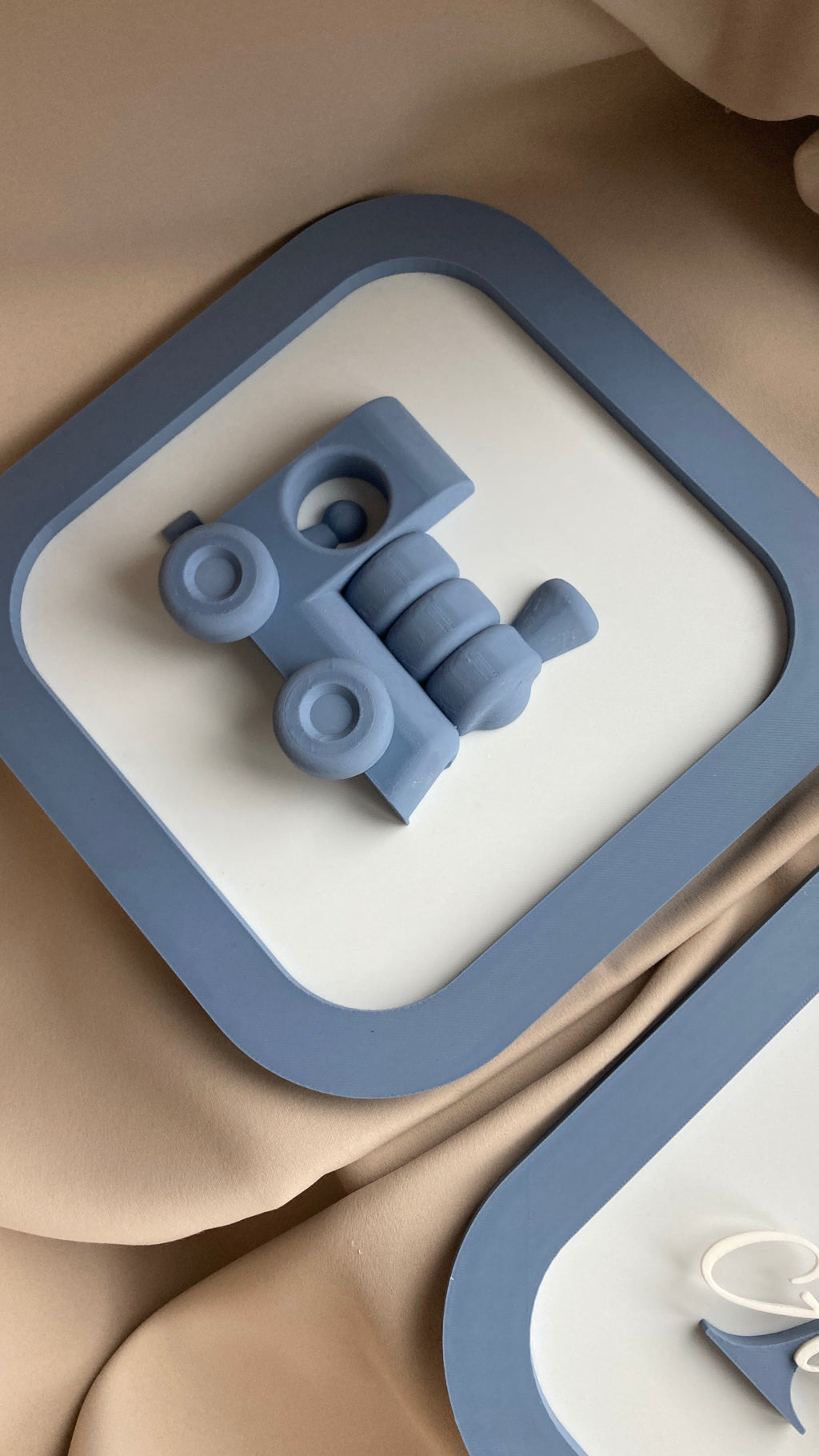 3D set do chlapeckého pokoje – autíčko, vláček a iniciála s jménem | Volitelná barva
