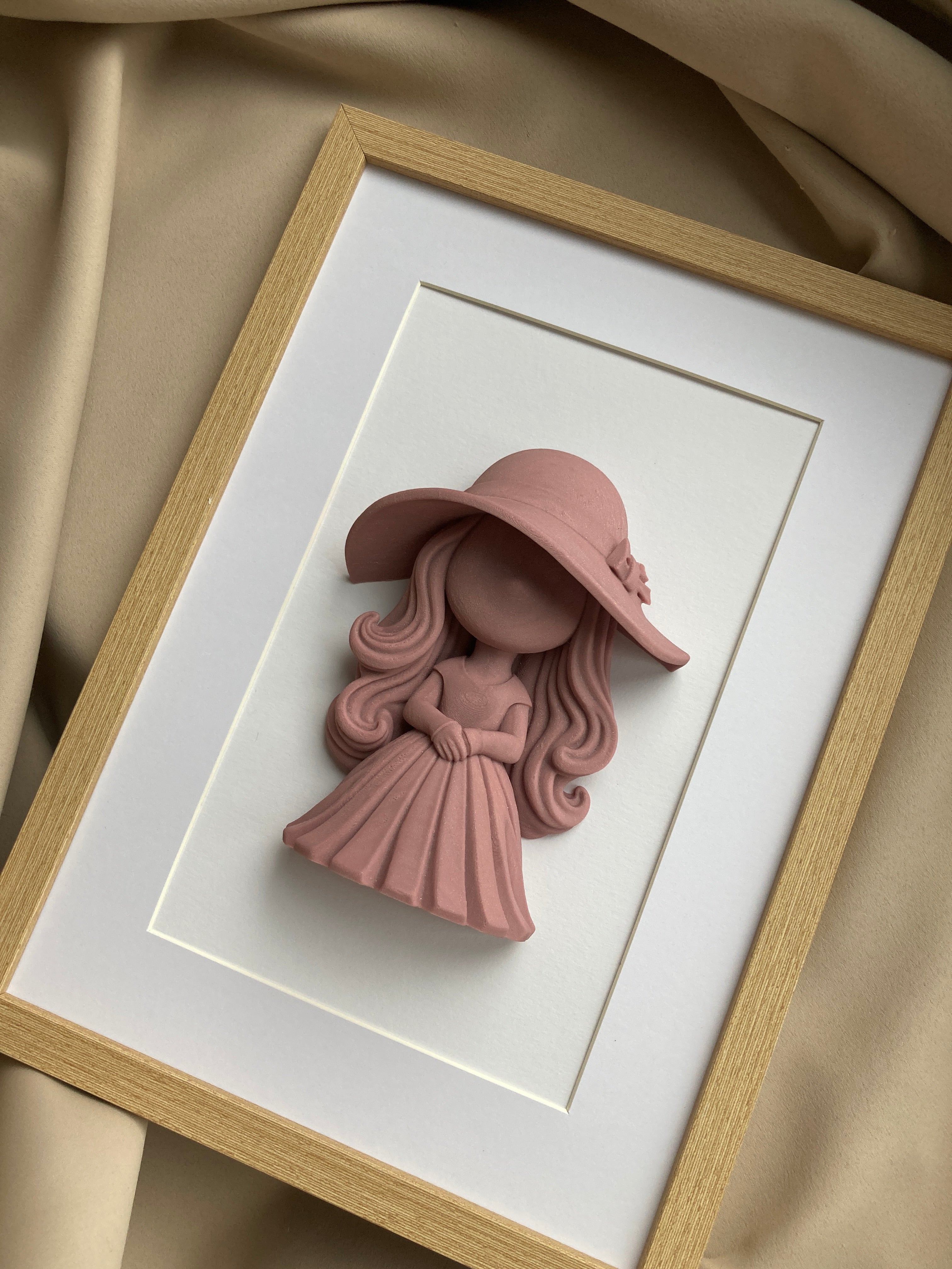 3D obraz s dívkou v klobouku – elegantní dekorace do dětského pokoje