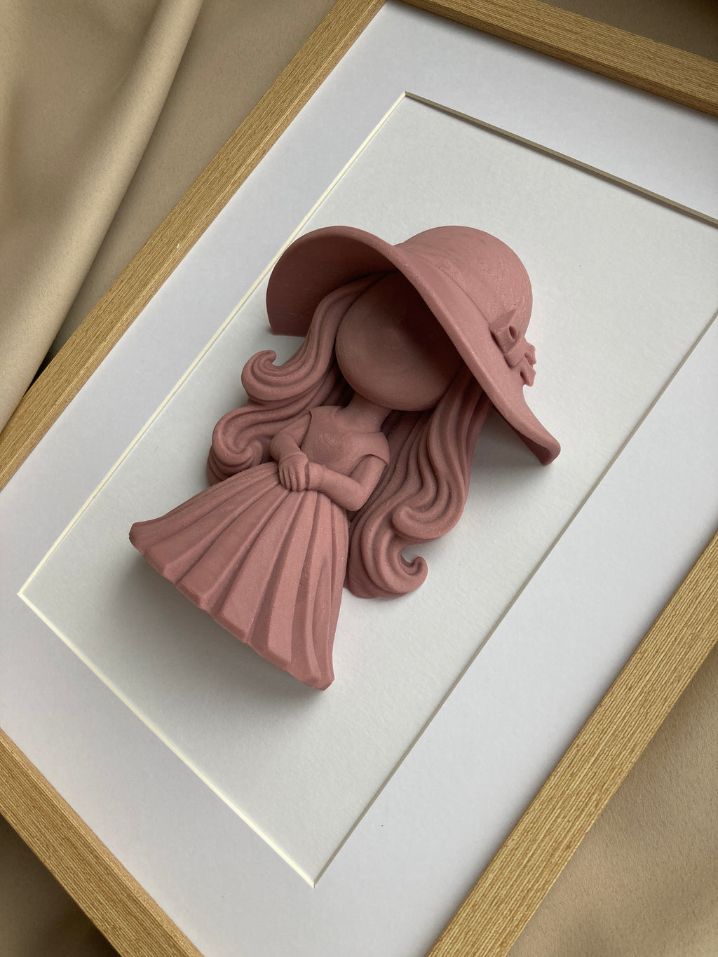 3D obraz s dívkou v klobouku – elegantní dekorace do dětského pokoje