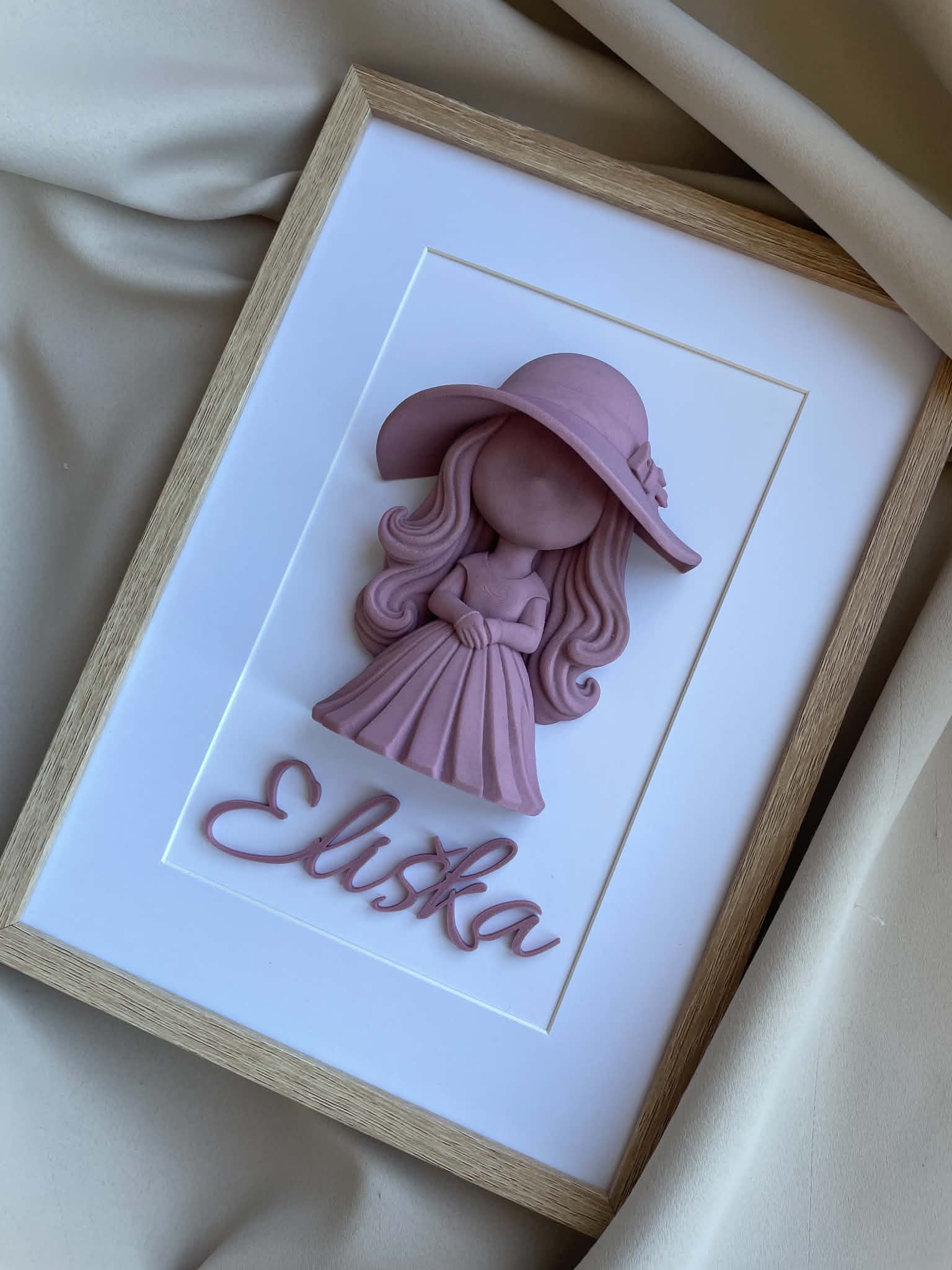 3D obraz s dívkou v klobouku a jménem – personalizovaný dárek pro dívku