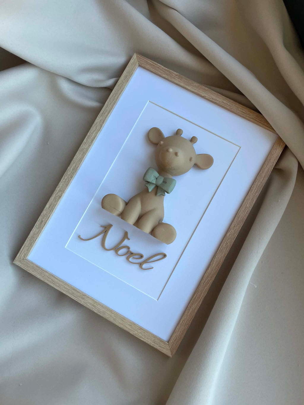 3D obraz se žirafkou a jménem dítěte – personalizovaný dárek k narození a křtu